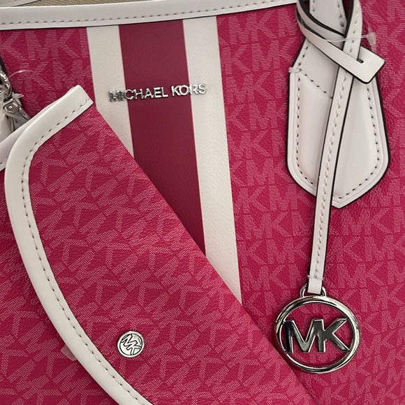Michael Kors Eva Large Signature Logo Stripe Tote Bag Dragonfruit
NWT - Picture 8 of 16
